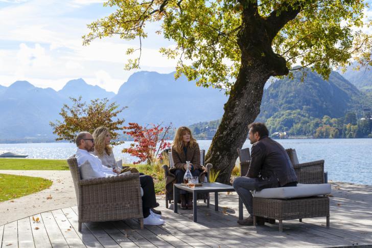 Laurent Bateau, Isabelle Renauld, Gwendoline Hamon et Alexandre Varga assis sur la terrasse du restaurant dos au lac
